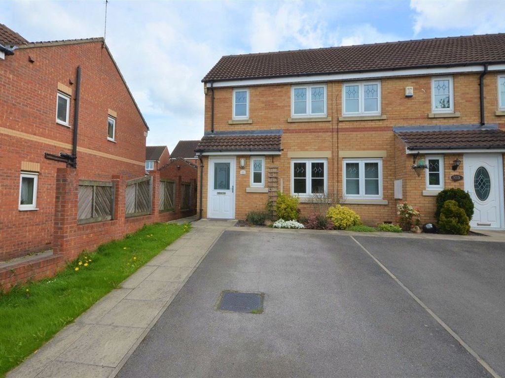 2 bed town house to rent in Wood Lane, Castleford WF10, £775 pcm Zoopla