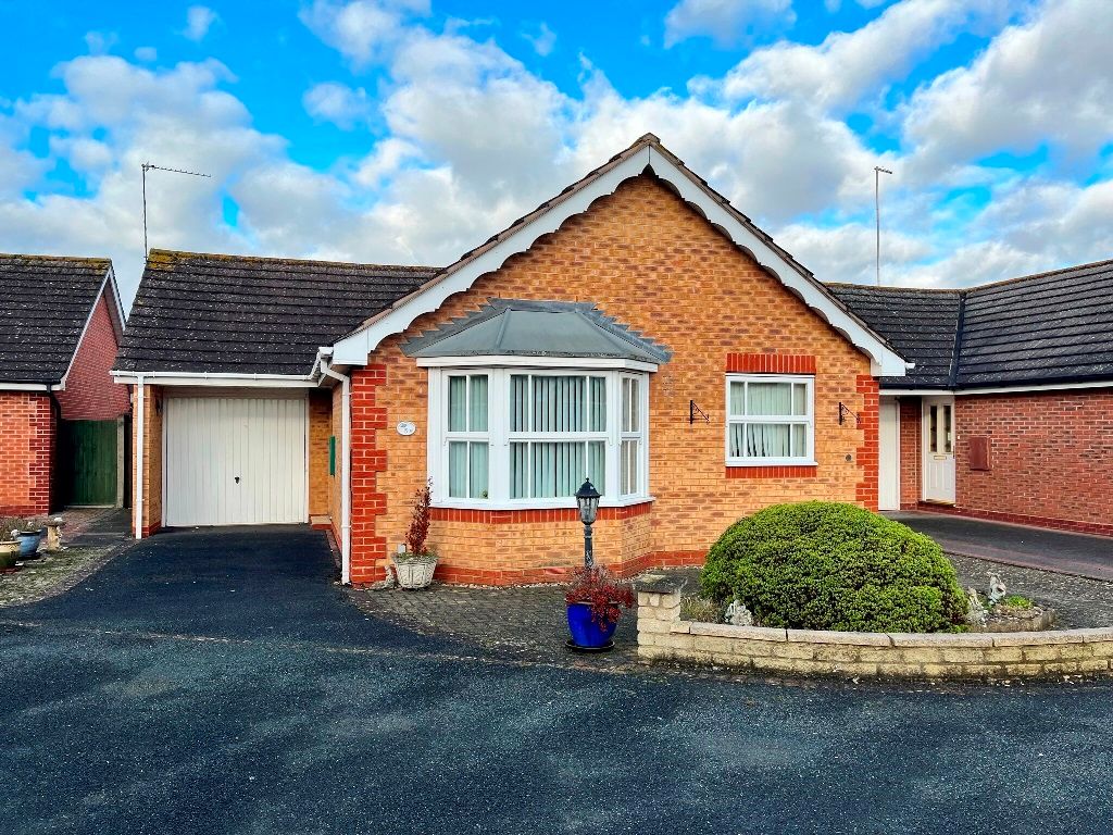 2 bed detached bungalow for sale in Solent Place, Evesham WR11, £