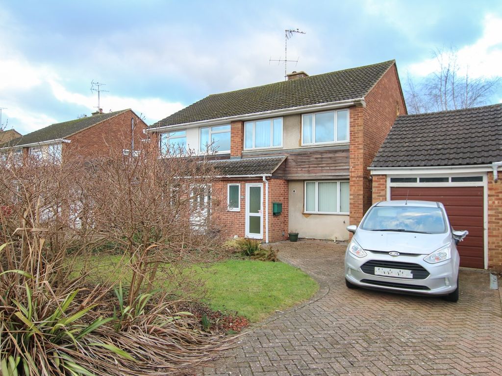 3 bed semidetached house for sale in Valley Crescent, Wokingham RG41