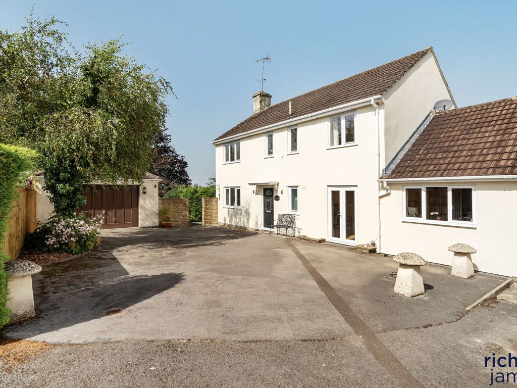 4 bed detached house for sale in Barton Close, Bradenstoke, Chippenham