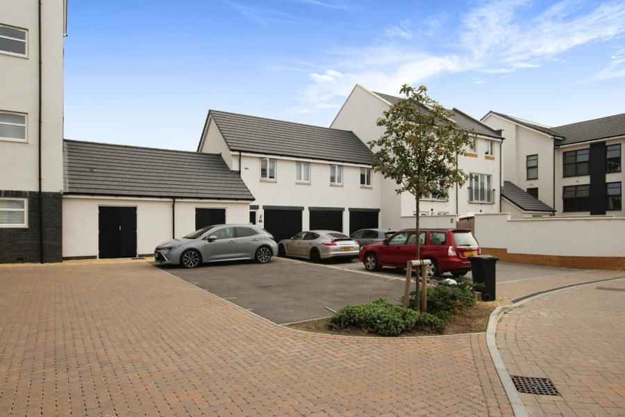 2 bed flat to rent in Brick Hill Way, Patchway, Bristol BS34, £1,250