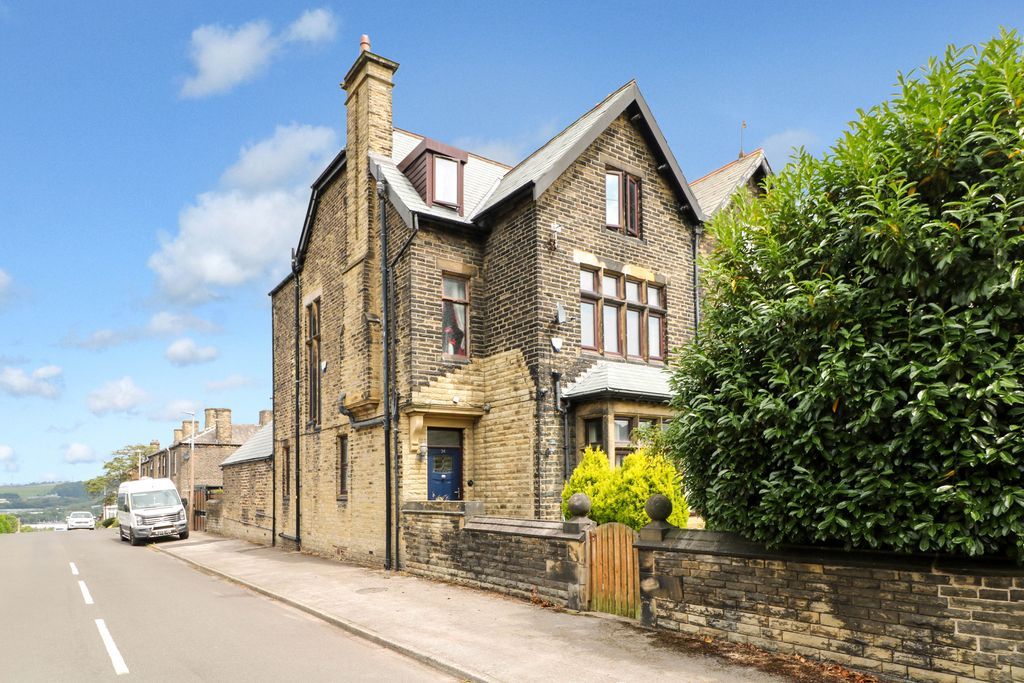 6 bed semidetached house for sale in Whitcliffe Road, Gomersal