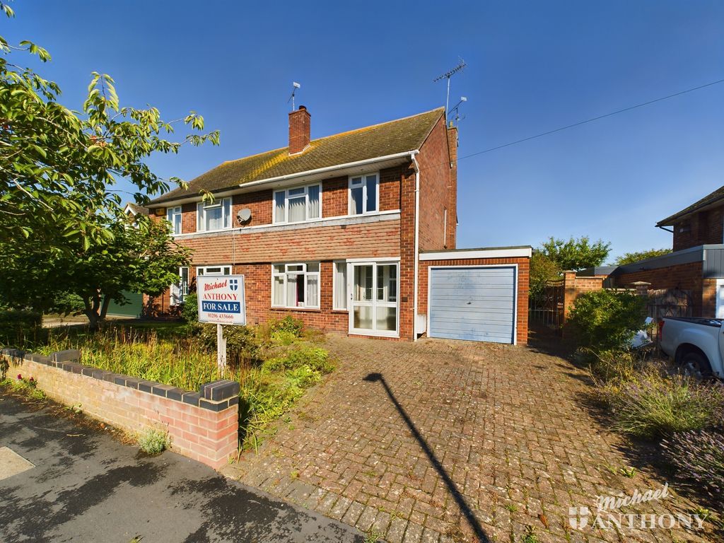 3 bed semidetached house for sale in Westmorland Avenue, Aylesbury
