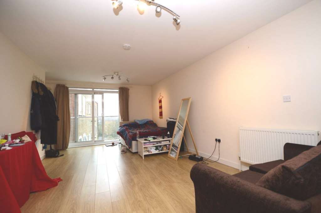 Studio to rent in High Road, North Finchley, London N12, £1,250 pcm