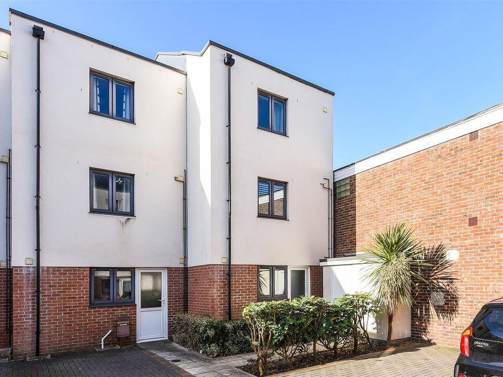 4 bed town house for sale in Clarendon Road, Southsea PO4 Zoopla