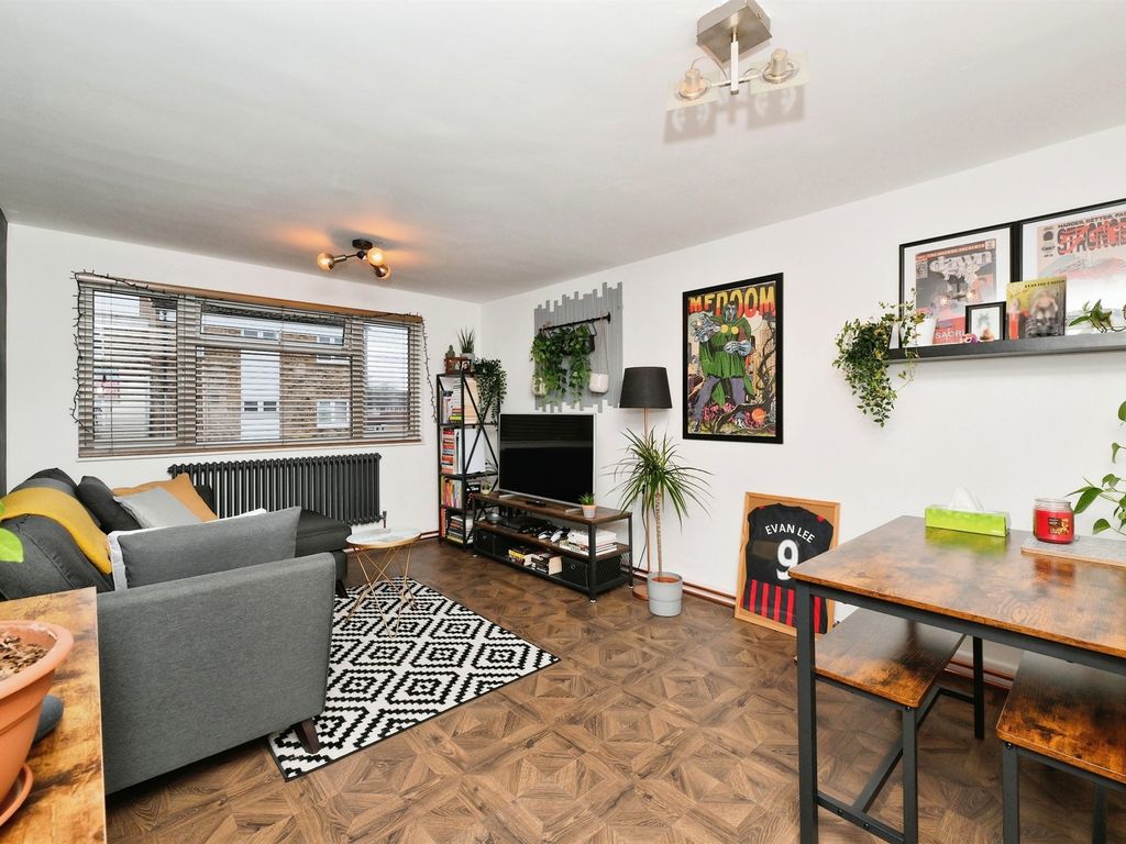 2 bed flat for sale in Slipe Lane, Broxbourne EN10, £240,000 Zoopla