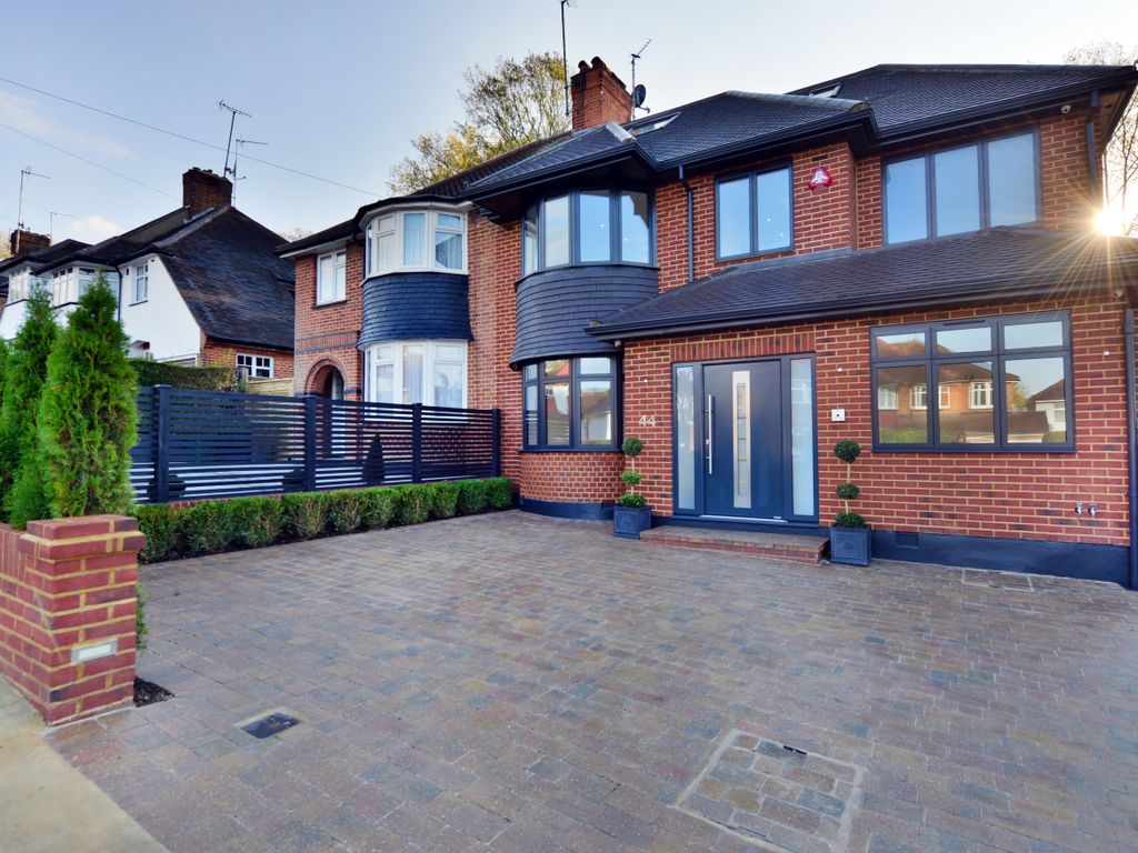 4 bed semidetached house to rent in Worcester Crescent, London NW7, £