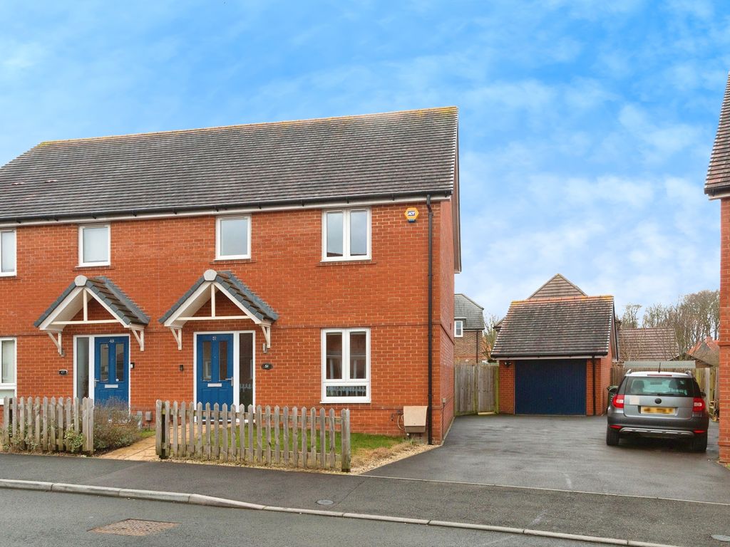 3 bed semidetached house for sale in Saunders Way, Basingstoke
