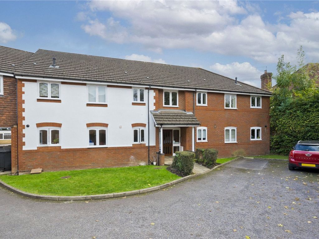 2 bed flat for sale in Beaufort Mews, 13 Kingsway, Woking, Surrey GU21