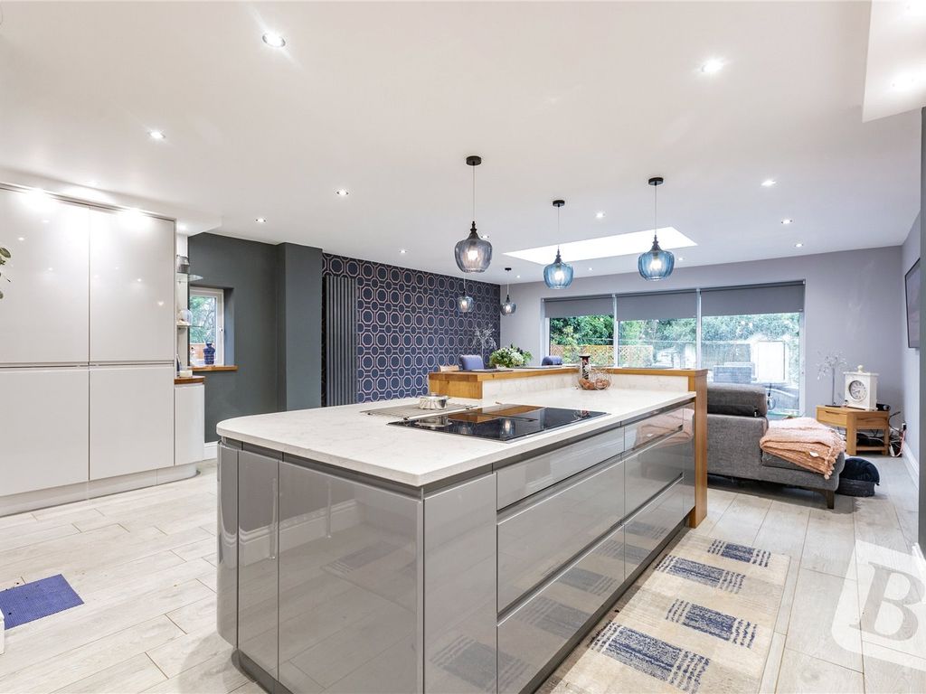 5 bed end terrace house for sale in St Lawrence Road, Upminster RM14, £