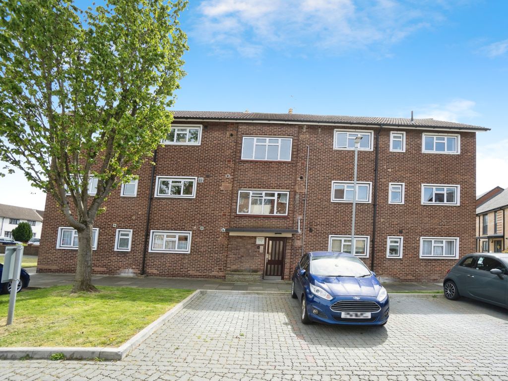 2 bed flat for sale in White Hart Lane, Romford RM7, £270,000 Zoopla