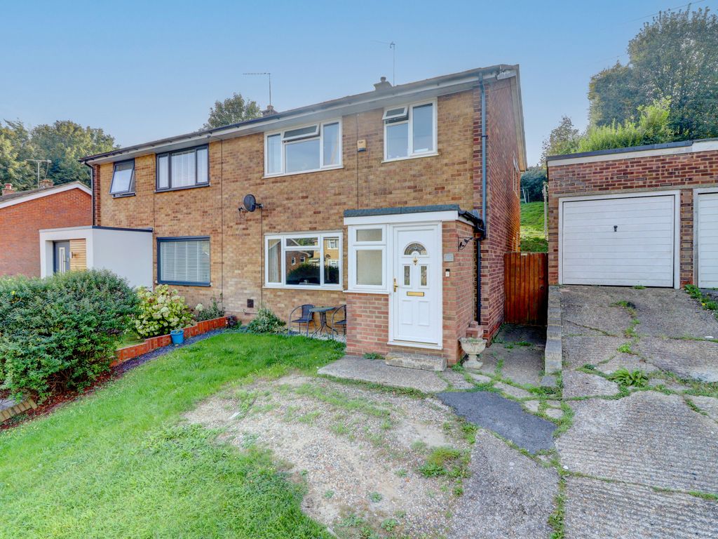 3 bed semidetached house for sale in Hicks Farm Rise, High