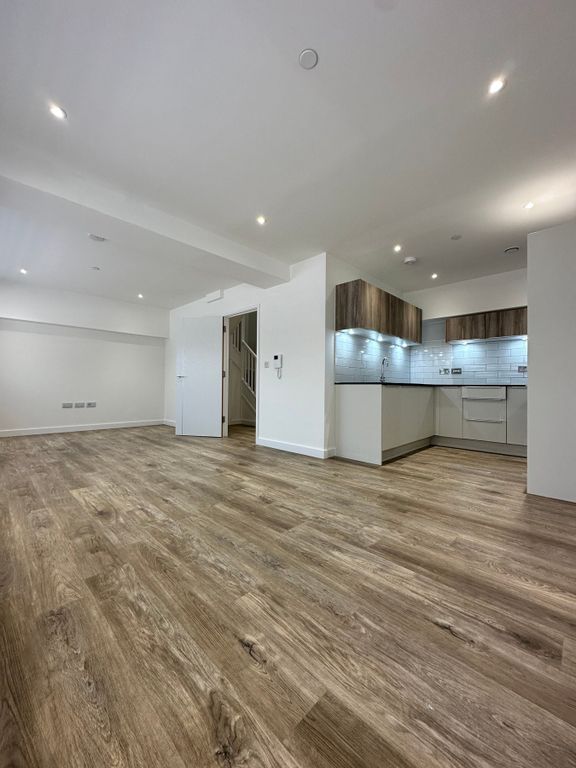 2 bed property to rent in London Road, StainesUponThames TW18, £1,875