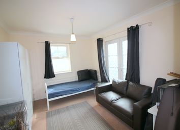 1 Bedrooms Maisonette to rent in Saunders Close, Ilford IG1