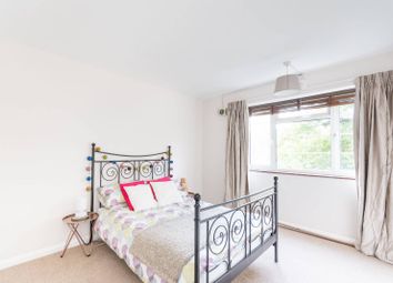2 Bedrooms Flat for sale in Hartington Court, Stockwell SW8