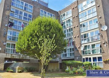 2 Bedrooms Flat to rent in Harris Close, Hounslow, Middlesex TW3