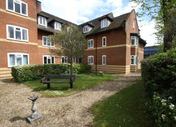 2 Bedrooms Flat for sale in Canterbury Court, Station Road, Dorking, Surrey RH4