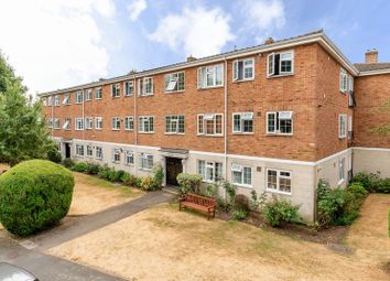 Thumbnail Flat to rent in Gainsborough Court, Walton-On-Thames