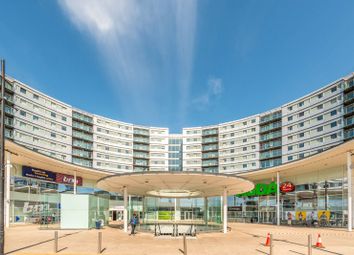 2 Bedrooms Flat for sale in The Blenheim Centre, Hounslow TW3