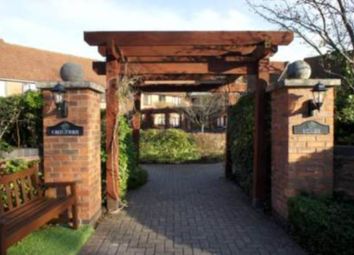 Thumbnail Flat for sale in Chiltern Court, Emmer Green
