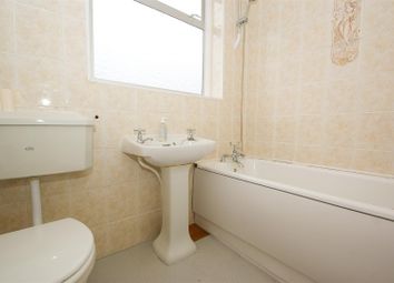 3 Bedrooms Terraced house for sale in Lowlands Road, Aveley, South Ockendon RM15