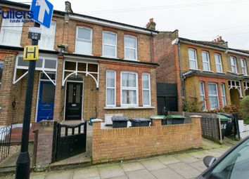 Thumbnail Flat to rent in Lyndhurst Road, London