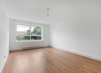 Thumbnail Flat to rent in Chase Side, London