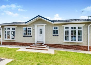 2 bed mobile/park home for sale in Sellwood Drive, Carterton OX18