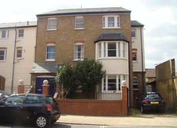 2 Bedrooms Flat to rent in Ordell Road, London E3