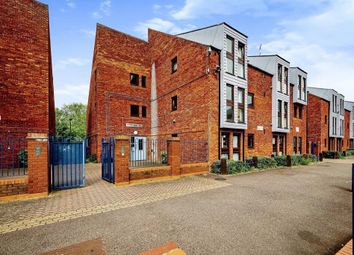 Thumbnail Flat to rent in Wycliffe End, Aylesbury