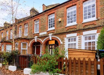 2 Bedrooms Flat for sale in Winns Avenue, London E17