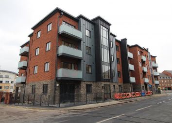 Thumbnail 2 bed flat for sale in Weldale Street, Reading