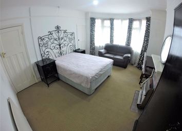 1 Bedrooms Studio to rent in Sutton Lane, Hounslow TW3