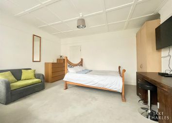 Thumbnail Room to rent in Cranbrook Park, London