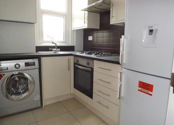 Thumbnail Flat to rent in Durnsford Road, Southfields, Gla