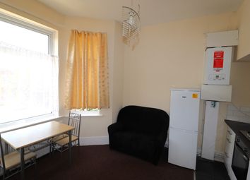 Thumbnail Flat to rent in Mansfield Road, Ilford