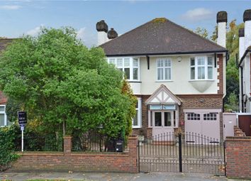4 Bedrooms Detached house for sale in Grove Park Road, London SE9