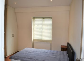 2 Bedrooms Flat to rent in Market Place, London NW11