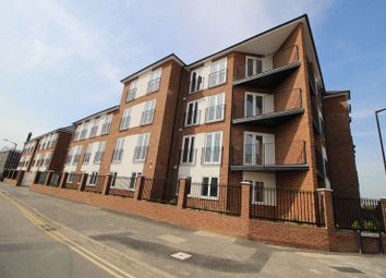 Thumbnail Flat to rent in Reet Gardens, Slough