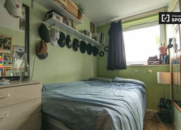 3 Bedrooms Flat to rent in Manor Estate, London SE16