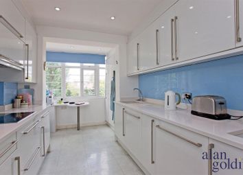 3 Bedrooms Flat for sale in Charter Way, London N3