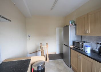 2 Bedrooms Flat to rent in C & R Newsagents, 2-4 Sutherland Mount, Leeds, West Yorkshire LS9