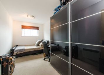 1 Bedrooms Flat for sale in Chelsea Bridge Wharf, Battersea Park SW11