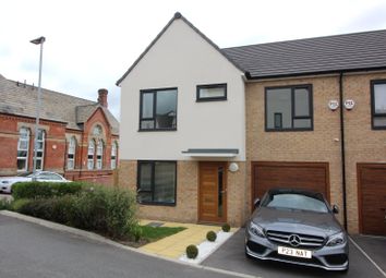 3 Bedrooms Semi-detached house for sale in Ashley Green, Leeds, West Yorkshire LS12