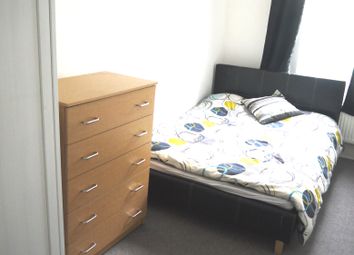 2 Bedrooms Flat to rent in Uxbridge Road, Shepherds Bush W12