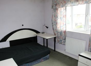 4 Bedrooms Semi-detached house to rent in Wenlock Gardens, Hendon, London NW4