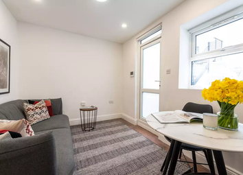 Thumbnail Flat to rent in Warwick Road (C3/119), Earls Court, London