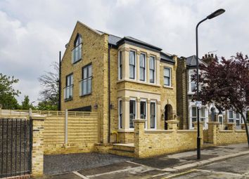 3 Bedrooms Detached house for sale in Dyers Hall Road, Leytonstone, London E11