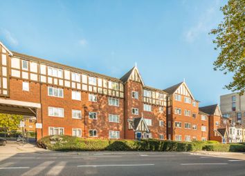 2 Bedrooms Flat for sale in Richens Close, Hounslow TW3