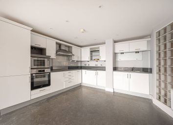 Thumbnail 2 bed flat to rent in Kingsway N12, North Finchley, London,